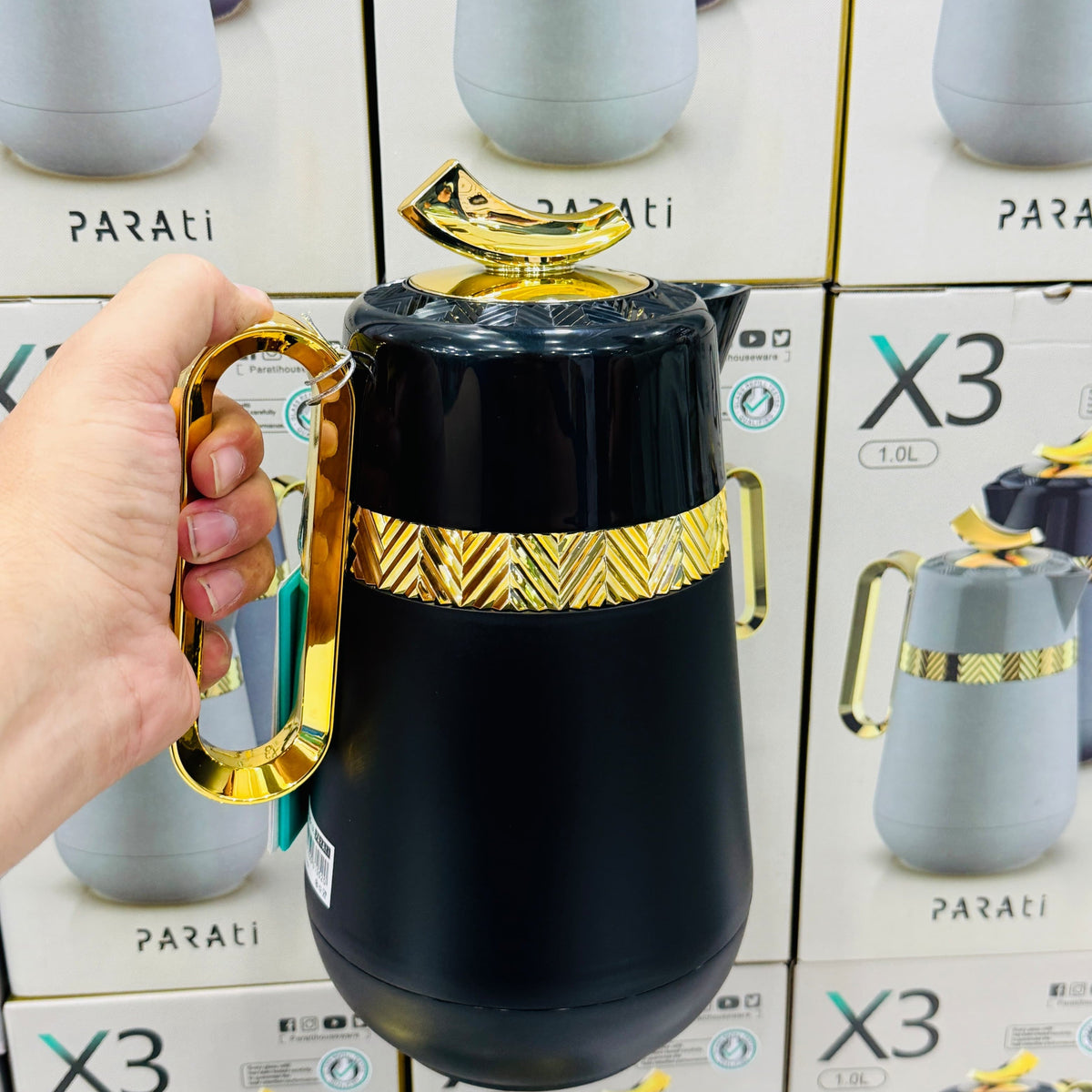 Product 1 (Black with Gold Pattern)
Parati X3 Luxury 1.0L Unbreakable Vacuum Flask

Product 2 (Matte Black with Gold Lever)
Lavidar LP1P Premium 1.0L Unbreakable Thermal Jug